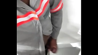 Trabalhador colação a rola pra fora do uniforme e começa a bater uma e começa a bater uma